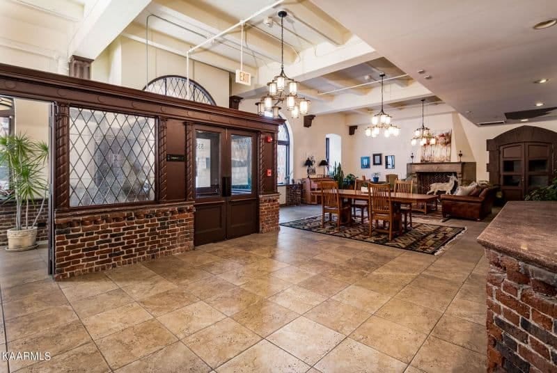 Crown-Court-402-1030013756800