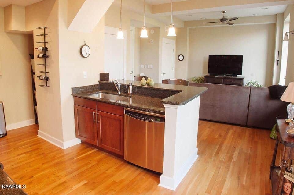 Holston-1104-03995327