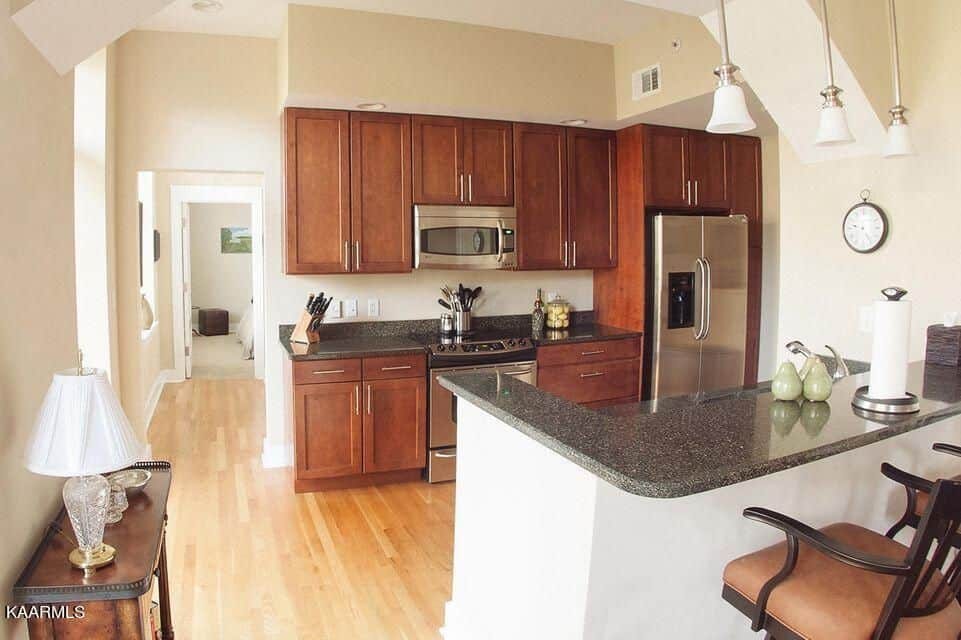 Holston-1104-05839839