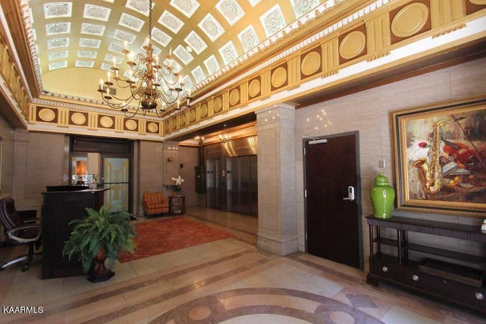 Holston-1104-16134434