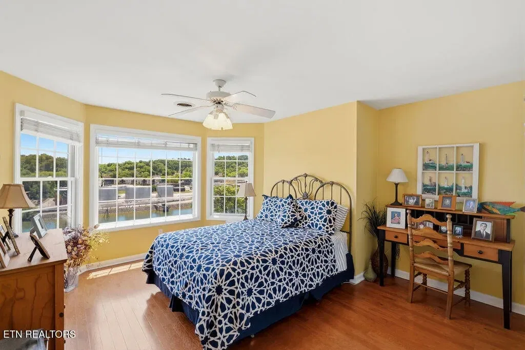Riverfront 1143508757