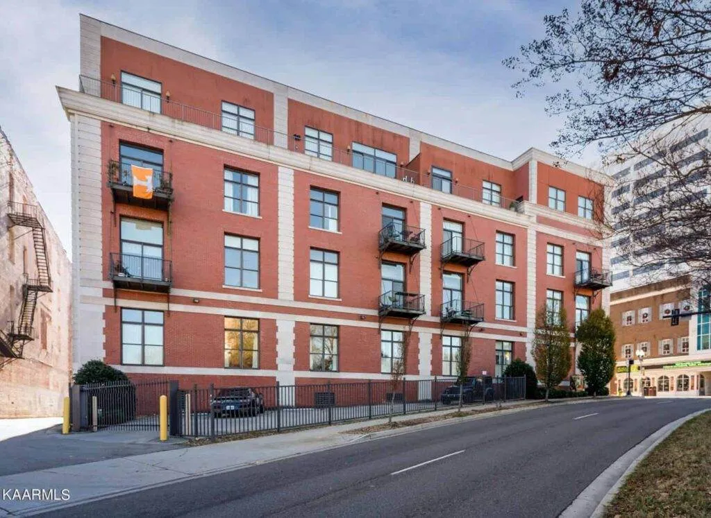 300-Building-301-21455905557 300-Building-301-21455905557