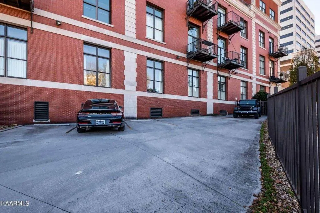 300-Building-301-21555718002 300-Building-301-21555718002