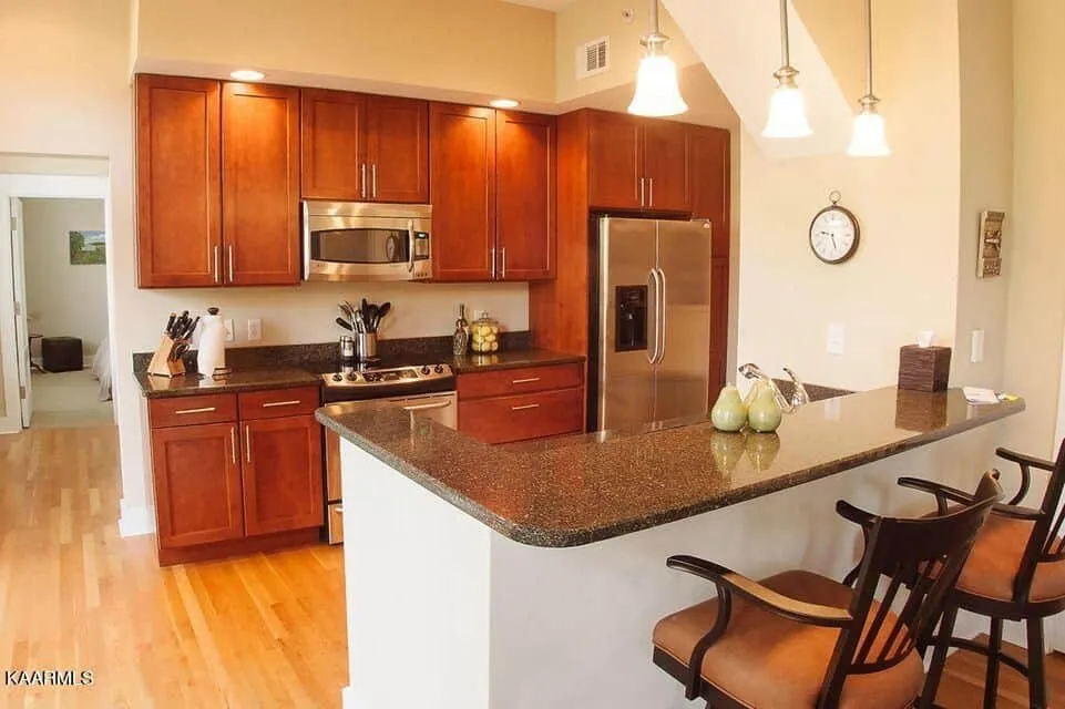 Holston-1104-00759331