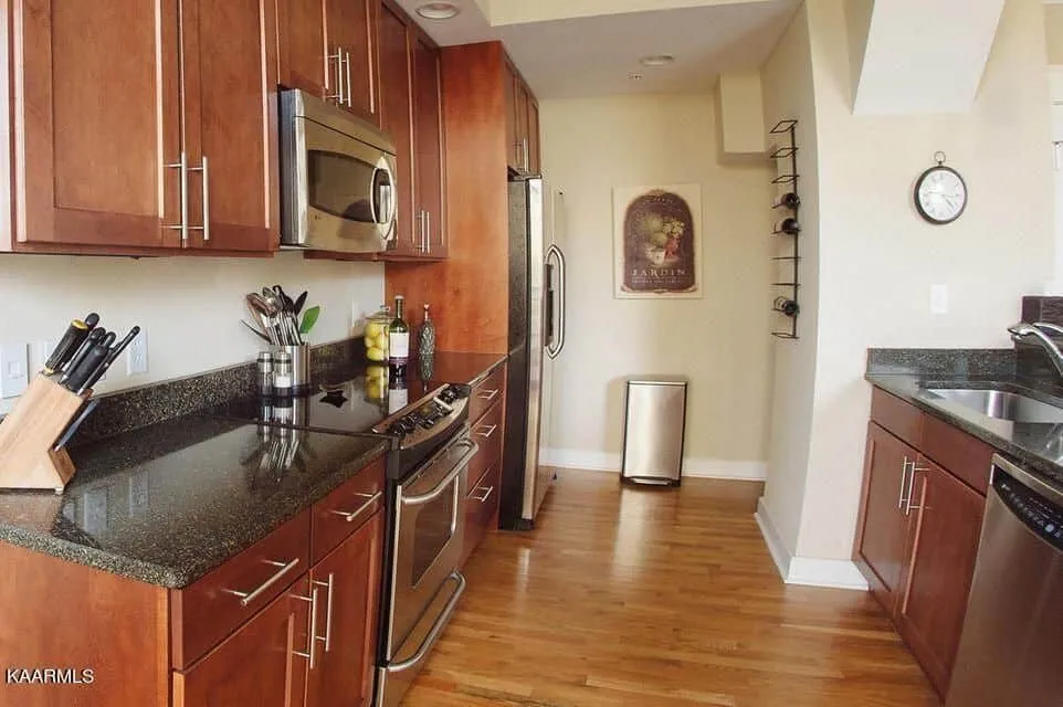 Holston-1104-03095758