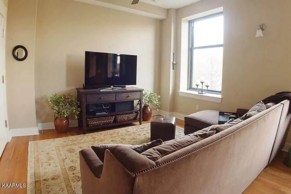 Holston-1104-04939377