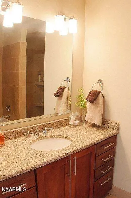 Holston-1104-06644400