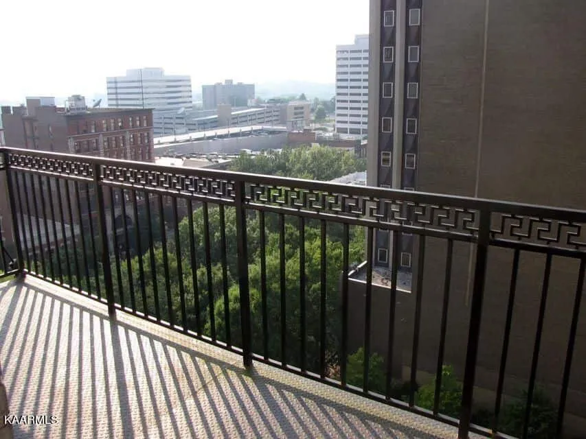 Holston-1104-08685156