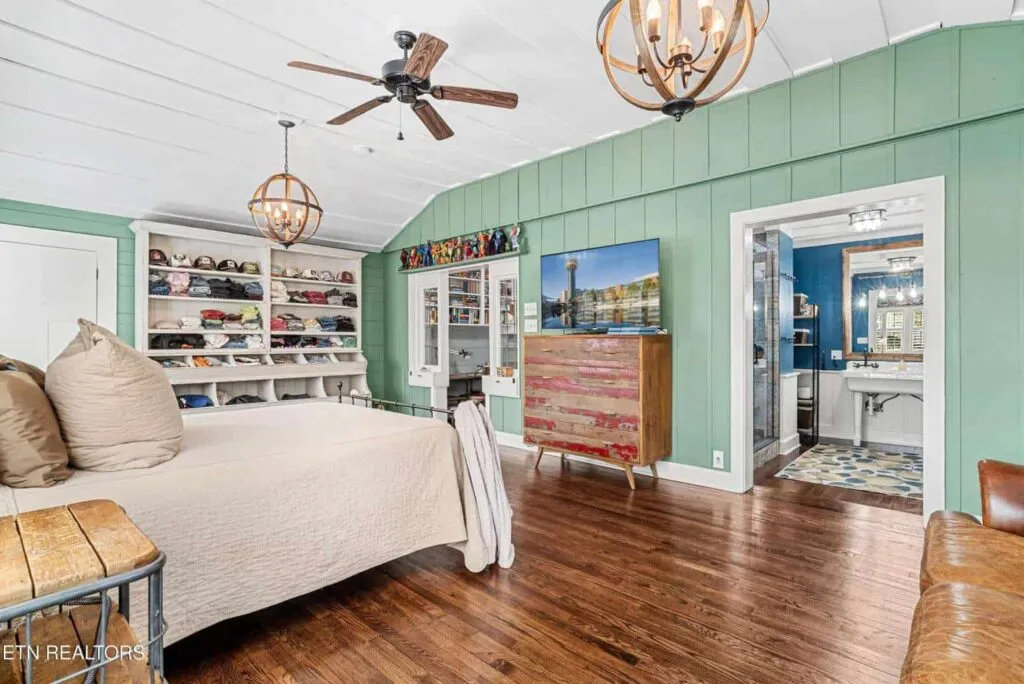 Montclair-5452935318