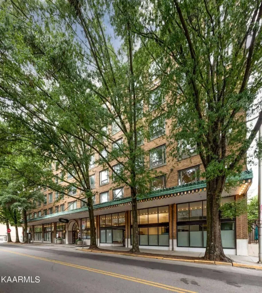 Pembroke-303-102635141 Pembroke-303-102635141