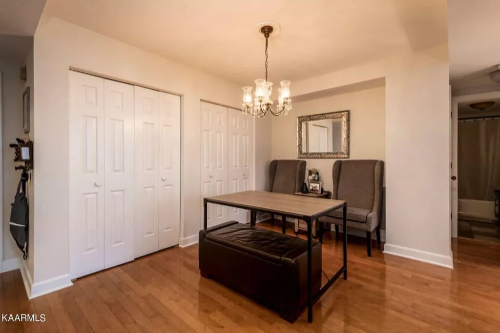 Pembroke-303-107774094 Pembroke-303-107774094