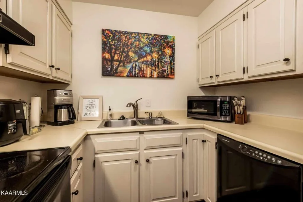 Pembroke-303-109603087 Pembroke-303-109603087