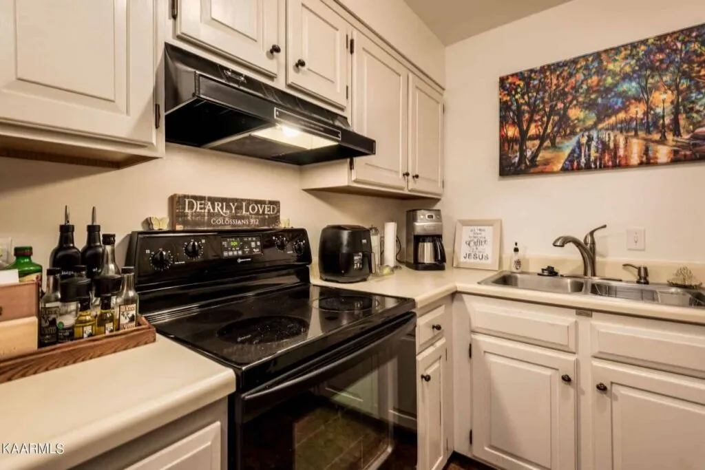 Pembroke-303-111828907 Pembroke-303-111828907