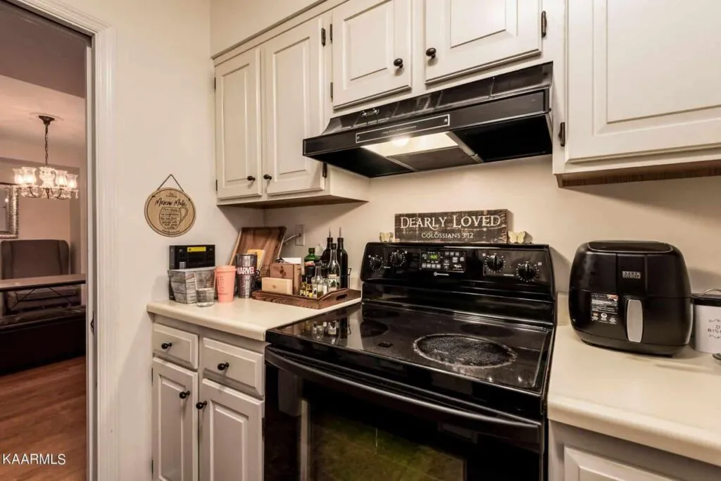 Pembroke-303-113795165 Pembroke-303-113795165