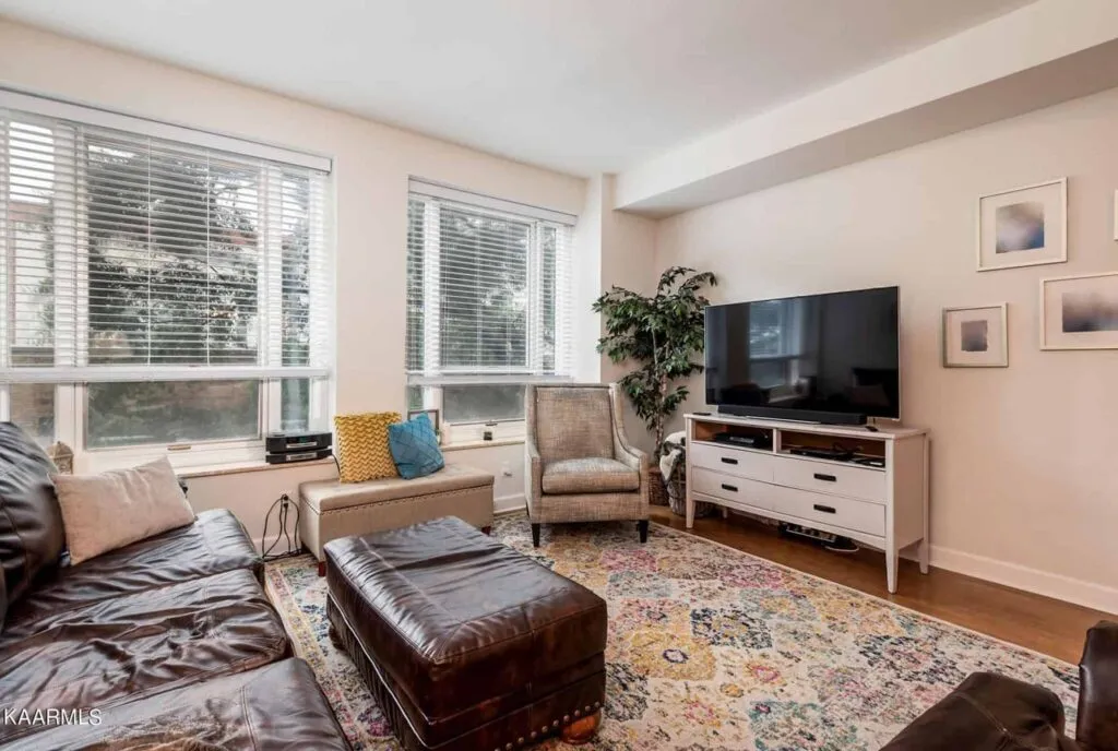 Pembroke-303-119960280 Pembroke-303-119960280