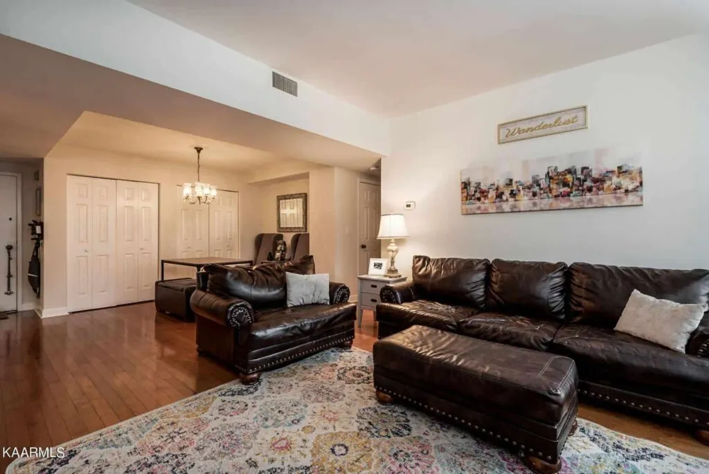 Pembroke-303-124236488 Pembroke-303-124236488