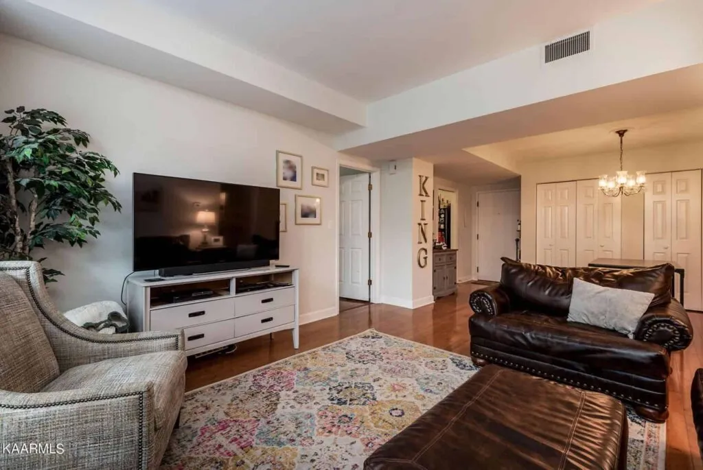 Pembroke-303-126432653 Pembroke-303-126432653