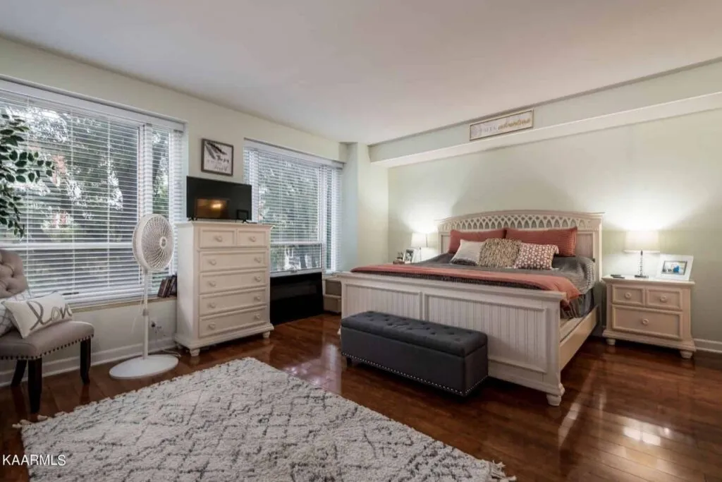 Pembroke-303-128947467 Pembroke-303-128947467