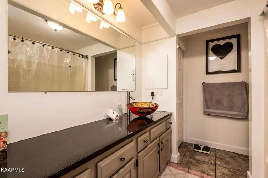 Pembroke-303-131513596 Pembroke-303-131513596