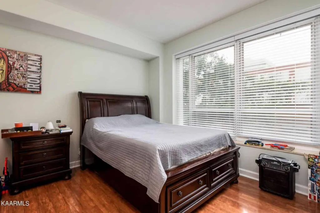 Pembroke-303-133796911 Pembroke-303-133796911