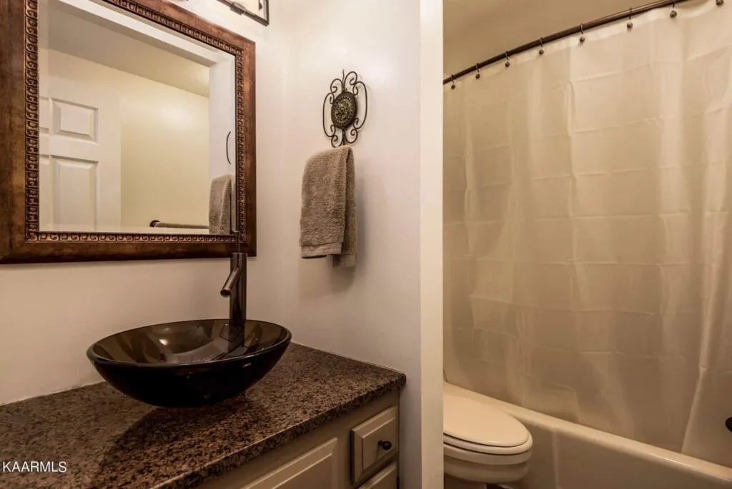 Pembroke-303-135826386 Pembroke-303-135826386