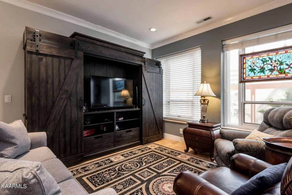 Pembroke-603-557861223 Pembroke-603-557861223