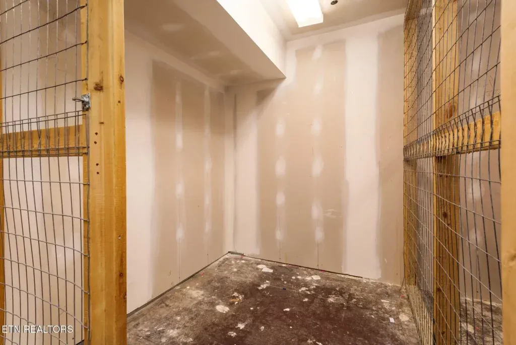 Brownlow Lofts 045101340910