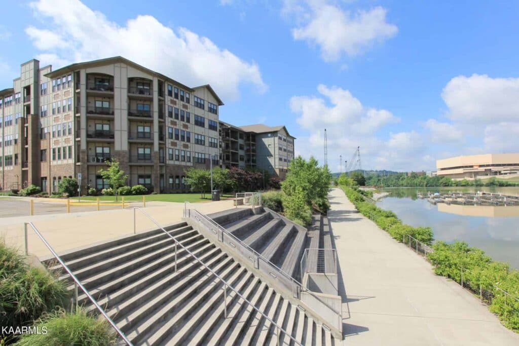 Riverwalk-322-19185512819496